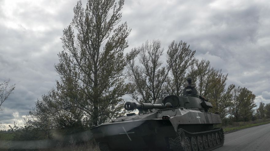 Un soldado ucraniano encima de un tanque en la carretera que conduce a la ciudad recién liberada de Kupiansk, al este de Járkov, en octubre. 