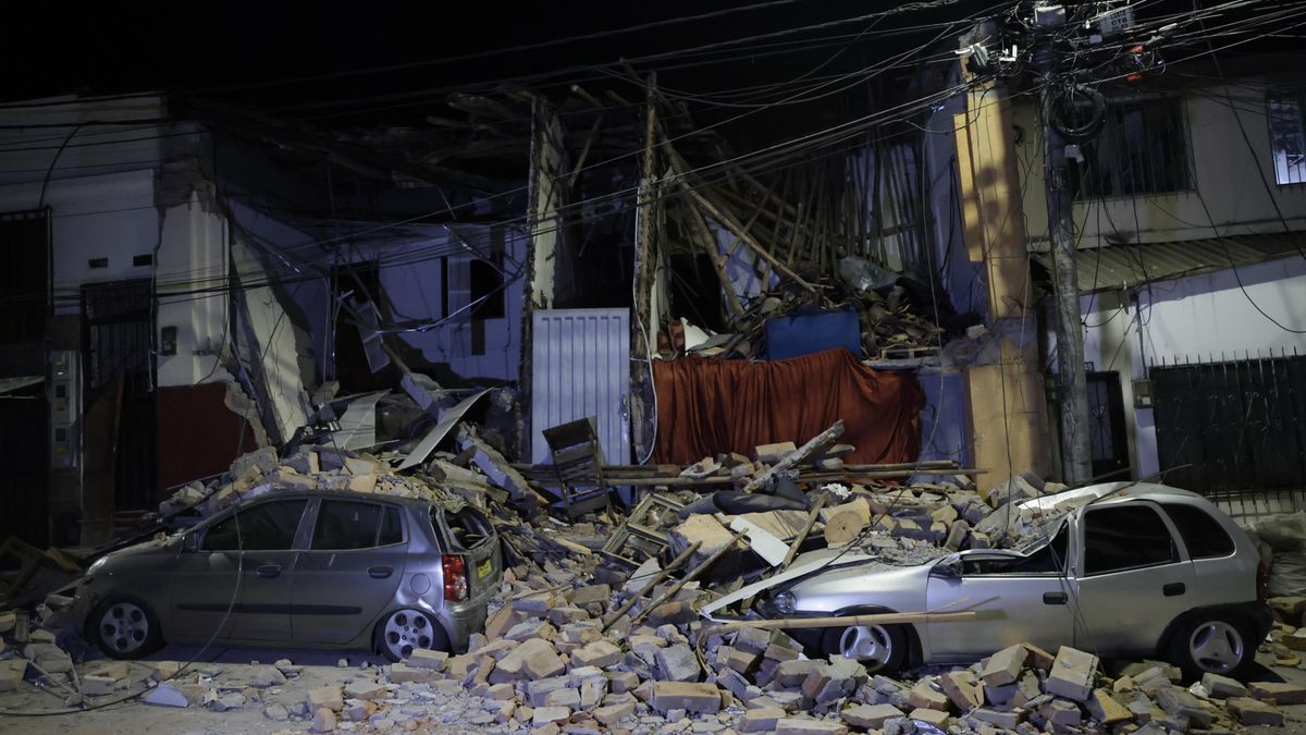 Vehículos dañados por el terremoto en Colombia.