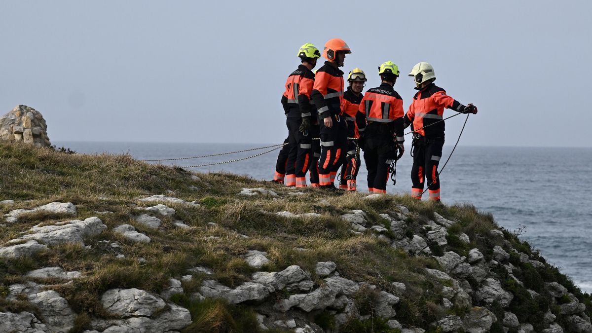 El día siguiente en la playa de Santander donde colapsó la pasarela: vecinos del mar, marcados por la 'Mala bajada'