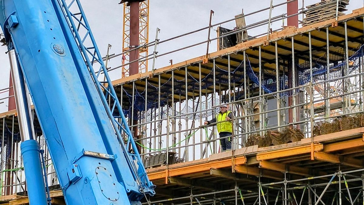 La tribuna de la Romareda creciendo día a día. Todas las grúas, al menos diez, funcionando.