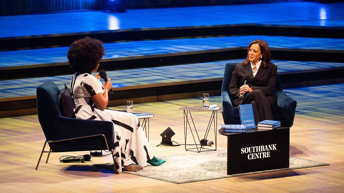 La escritora Chimamanda Ngozi Adichie conversa con Kamala Harris en el festival literario de Londres este jueves.