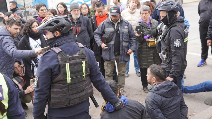 Neuquén: reprimieron a comunidades mapuche que reclamaban por personerías jurídicas en Casa de Gobierno