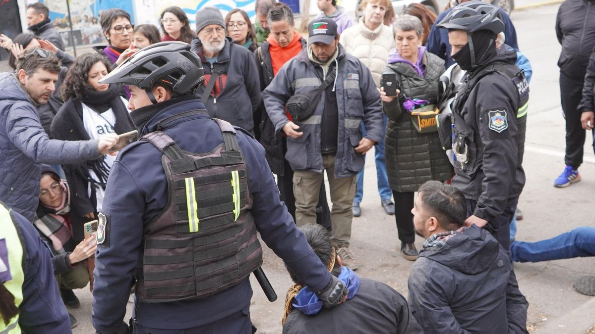 Detenciones a referentes de comunidades mapuche en la Casa de Gobierno de Neuquén.