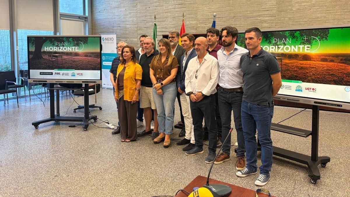 Educación firma el Plan Horizonte con cuatro sindicatos docentes tras el rechazo a última hora de CCOO