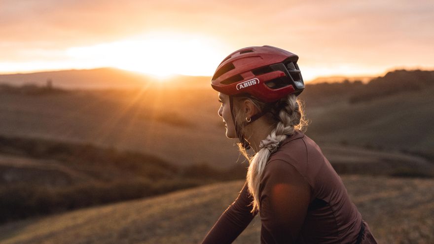 El casco ABUS PowerDome es cómodo y ligero y se ajusta bien a la cabeza