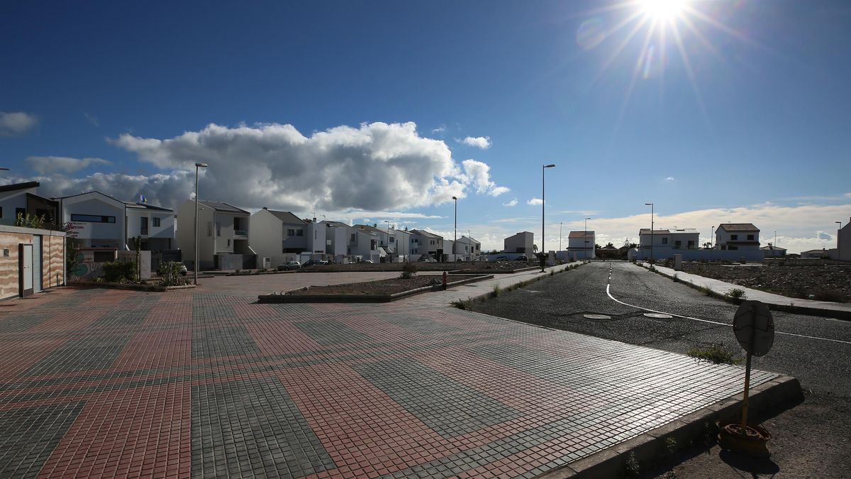 Urbanización reciente en El Tablero, sin árboles ni sombra para resguardarse de el calor