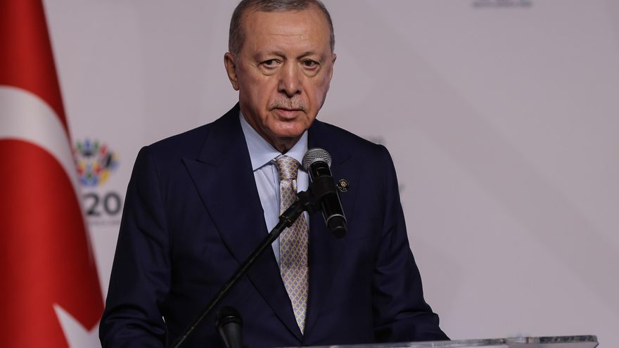 Johannesburgo, 23 nov (EFE).- El presidente de Turquía, Recep Tayyip Erdogan, anunció este domingo que mantendrá este lunes una conversación telefónica con su homólogo ruso, Vladímir Putin, en la que le pedirá revitalizar las conversaciones sobre la Iniciativa del Mar Negro, al considerar que "sería muy beneficioso" para la resolución de la guerra en Ucrania. EFE/EPA/HALDEN KROG