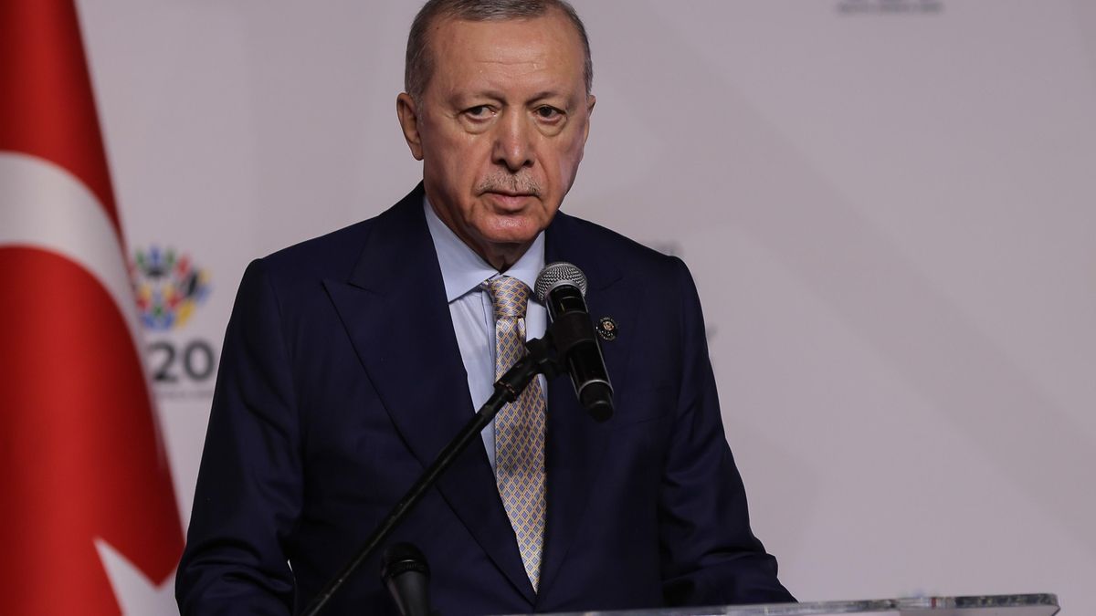 Johannesburgo, 23 nov (EFE).- El presidente de Turquía, Recep Tayyip Erdogan, anunció este domingo que mantendrá este lunes una conversación telefónica con su homólogo ruso, Vladímir Putin, en la que le pedirá revitalizar las conversaciones sobre la Iniciativa del Mar Negro, al considerar que "sería muy beneficioso" para la resolución de la guerra en Ucrania. EFE/EPA/HALDEN KROG
