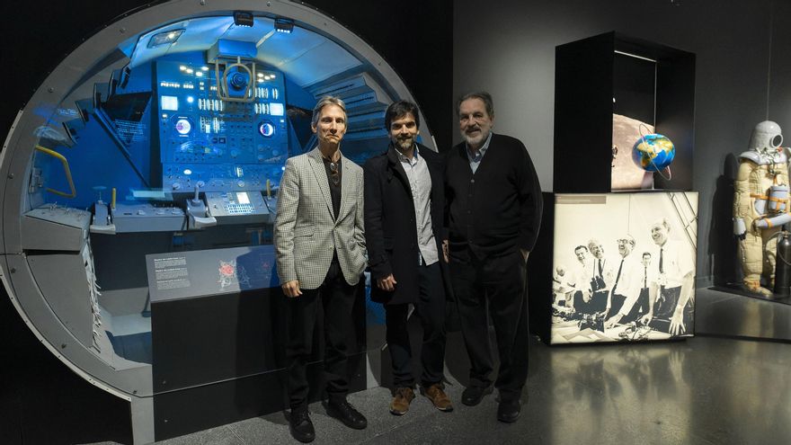De izquierda a derecha: Álvaro Borrás, director de CaixaForum València; Javier Hidalgo, jefe de Exposiciones de Ciencia de la Fundación ”la Caixa”, y Rafael Clemente, asesor científico de la muestra, han presentado la exposición 'Apollo 11. La llegada del hombre a la Luna'.