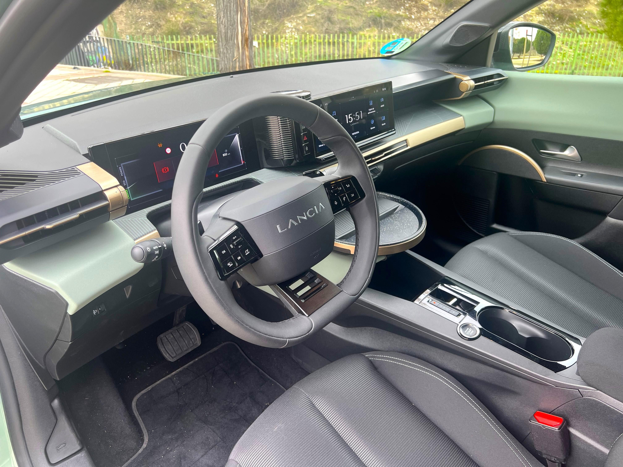 El interior alberga materiales y colores muy acogedores.