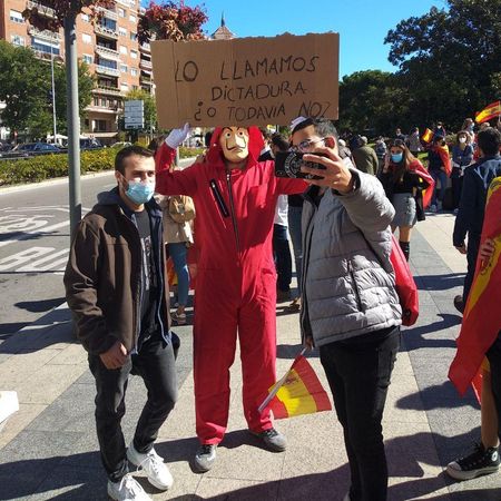 Manifestante disfrazado