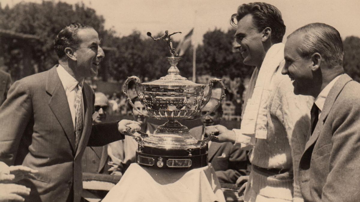 Imagen de la entrega del primer trofeo del Conde de Godó en Barcelona en 1953.