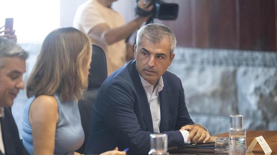 El vicepresidente de Canarias (PP) cree que su socio (CC) no tendrá peso en el Congreso y que Vox copia el mensaje de su partido y lo "vende" mejor