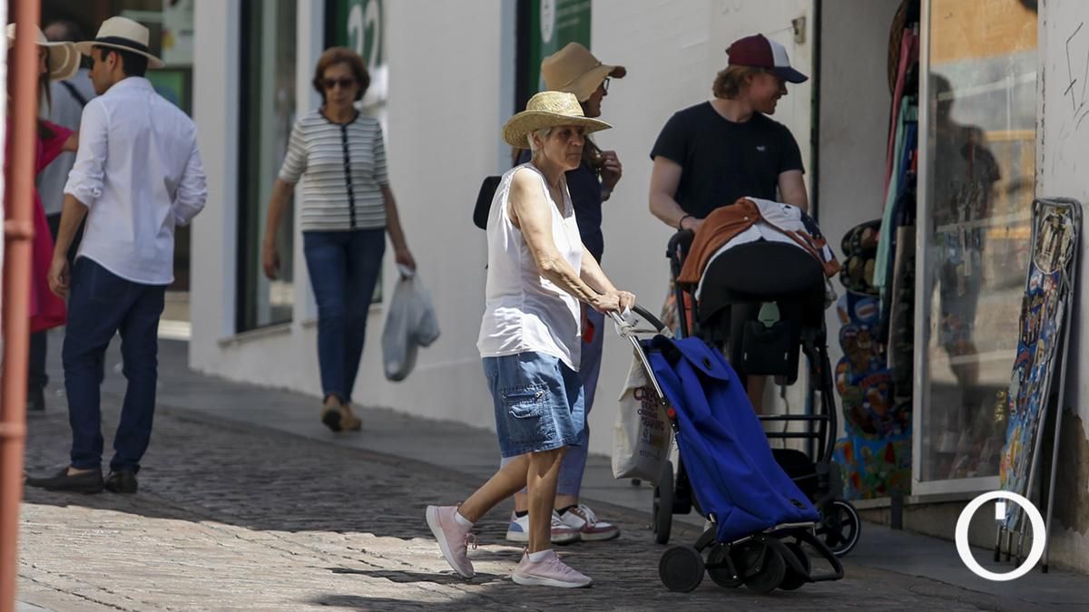Turistas intentan combatir el calor
