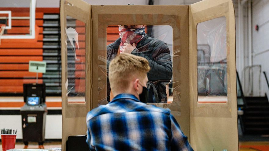 Un hombre se registra antes de emitir su voto dentro del colegio electoral de Chagrin Falls High School durante las elecciones presidenciales de EEUU