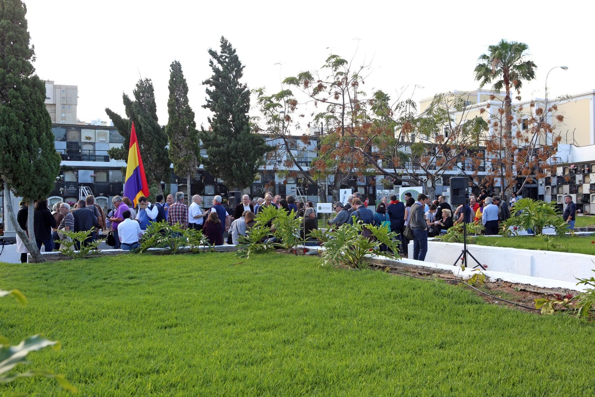 Homenaje a los 63 republicanos fusilados en la isla durante la Guerra Civil y enterrados en Vegueta. (ALEJANDRO RAMOS)
