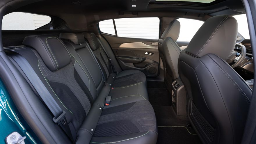 Acceso a las plazas traseras del Peugeot 408.