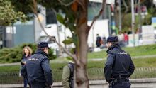 Dos agentes de la Policía Nacional abordan a un ciudadano durante el estado de alarma