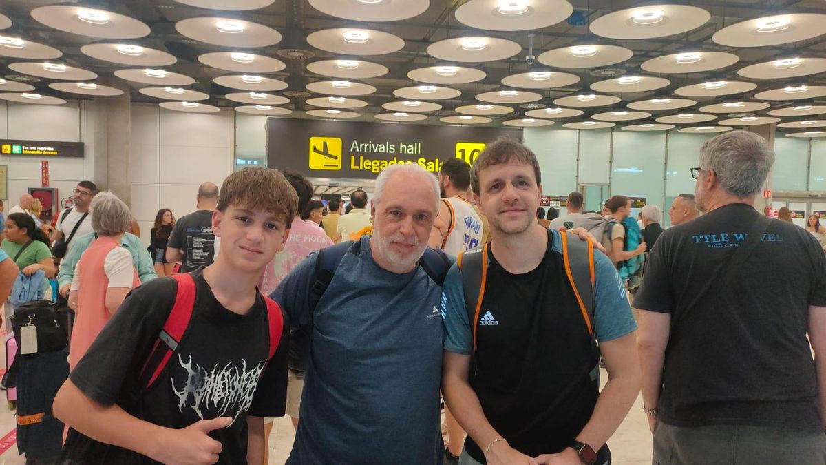 De izquierza a derecha, Santiago (13), Leonardo (60) y Felipe Sarra (35).