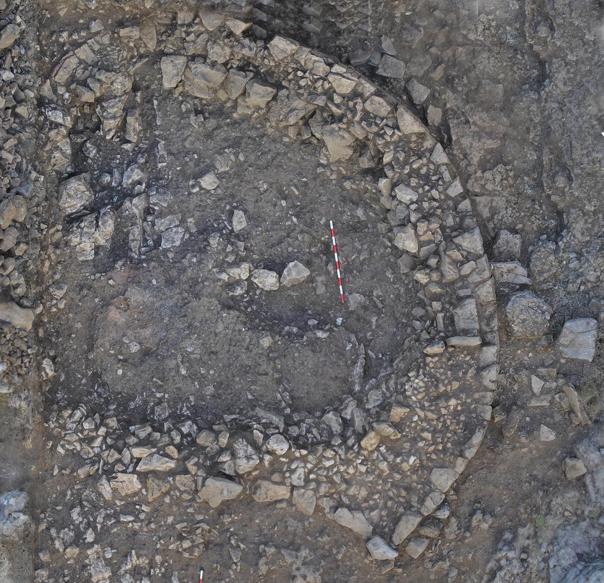 Uno de los edificios religiosos en forma de 'D' del Castro de La Peña de La Ercina.