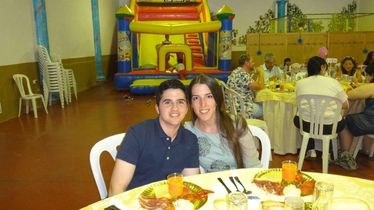 Alex Salinas junto a su pareja