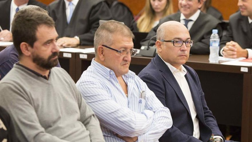 Koldo Ochandiano, Aitor Tellería y Alfredo de Miguel, en el banquillo