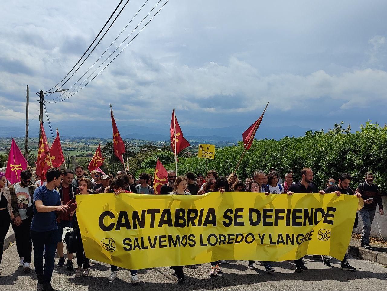 Cabecera de la manifestación durante el recorrido.