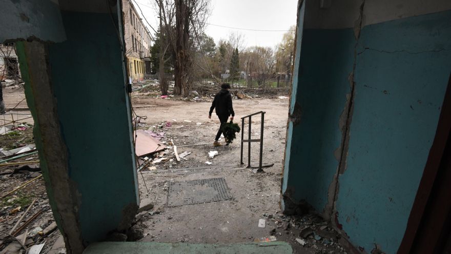 Un residente de Borodyanka camina ante los edificios afectados durante la invasión rusa.