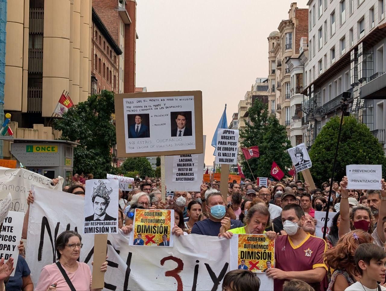 Las pancartas de la indignación en León por los mayores incendios forestales de la historia