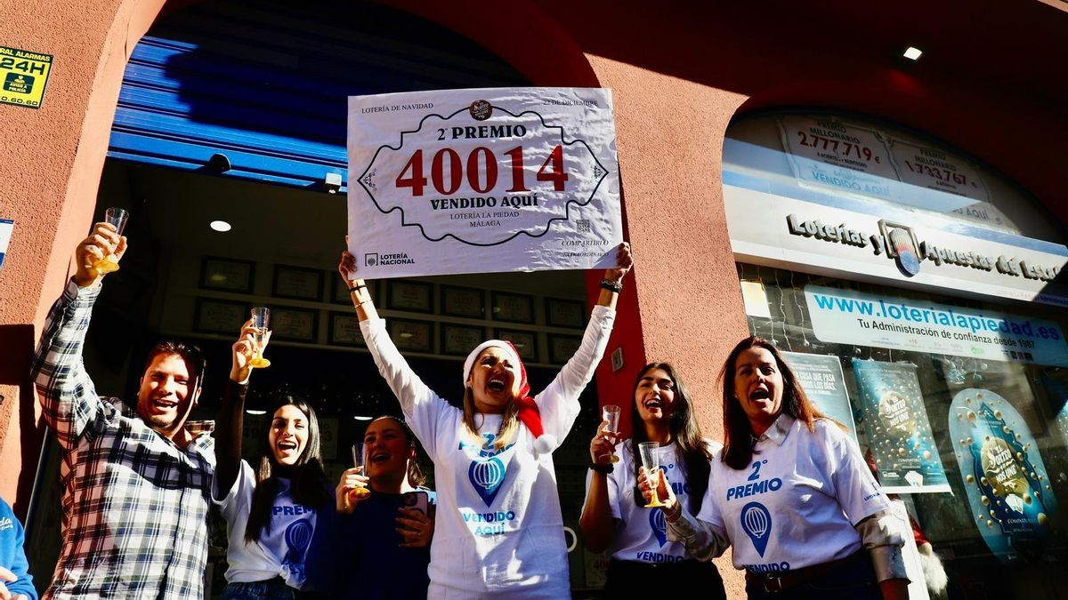 Celebración de la venta de una serie completa del segundo premio del Sorteo de la Lotería de Navidad, que ha repartido 1.250.000 euros desde la administración 'La Piedad' del barrio de El Molinillo que regenta Raquel Velasco.