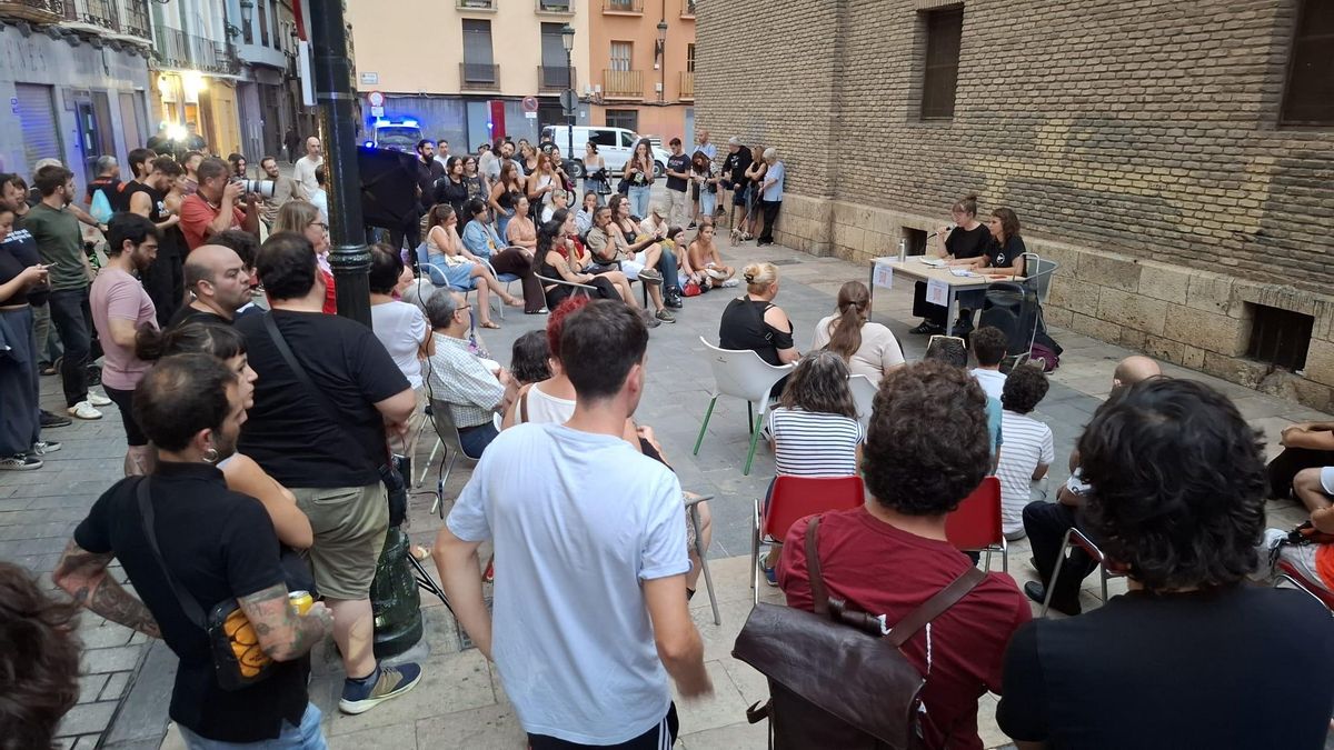 Un momento de la asamblea del Sindicato de Inquilinas de Zaragoza, celebrada en la plaza de San Pablo de la capital aragonesa.