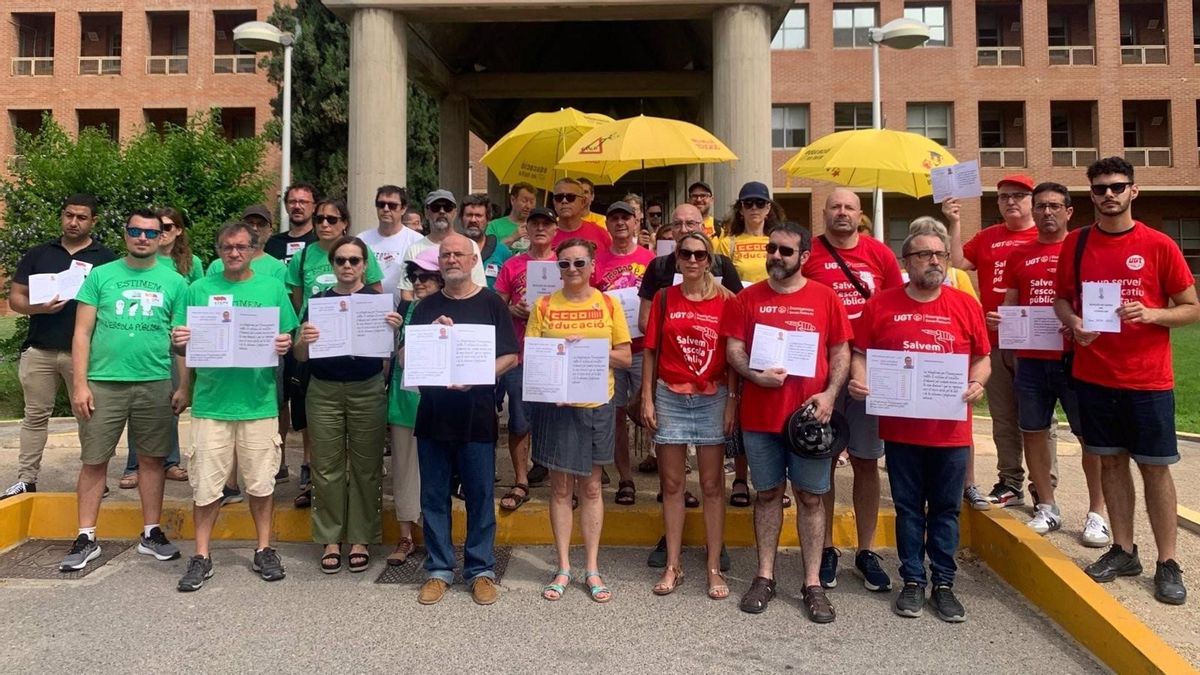 Concentración frente a la Conselleria de Educación de la Plataforma per l'Ensenyament Públic.