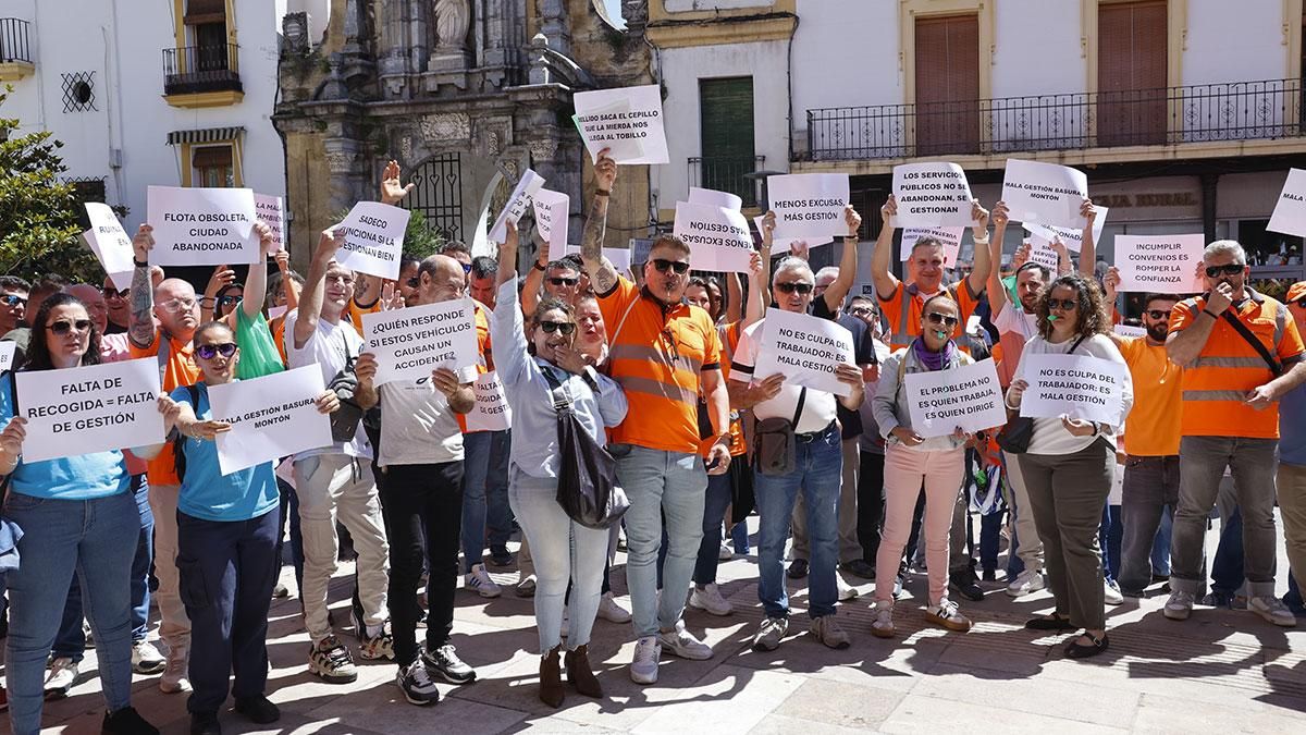 Protesta de trabajadores de Sadeco en la puerta del Ayuntamiento