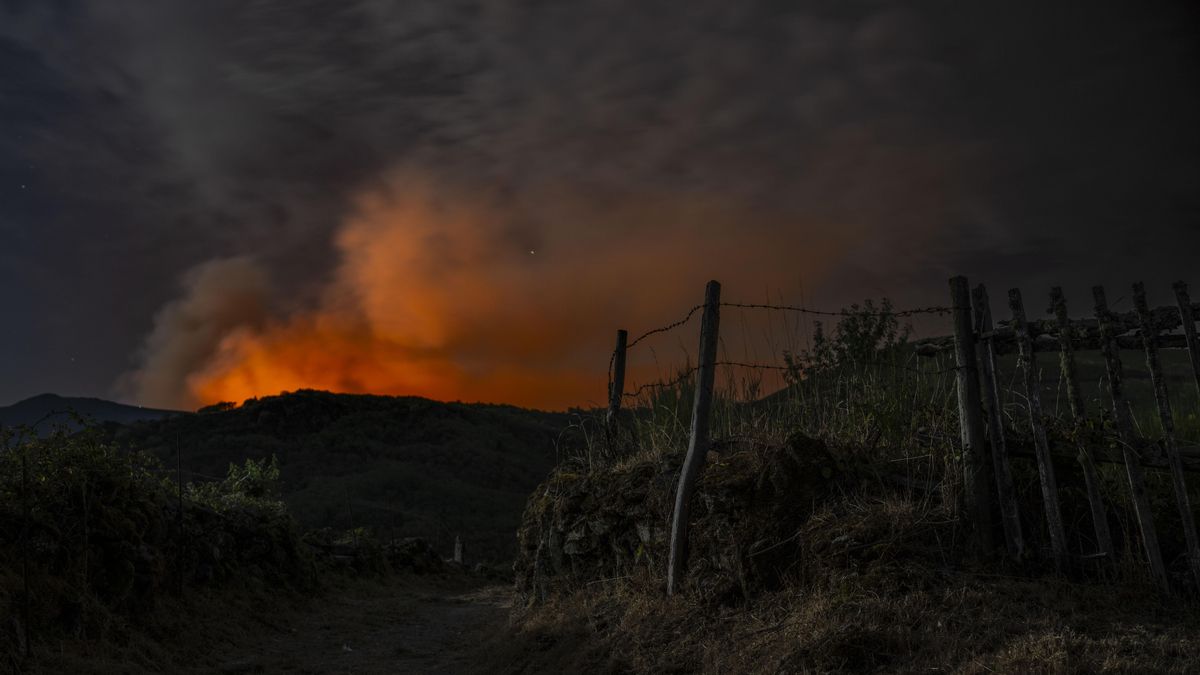 El incendio forestal en Chandrexa de Queixa al anochecer.