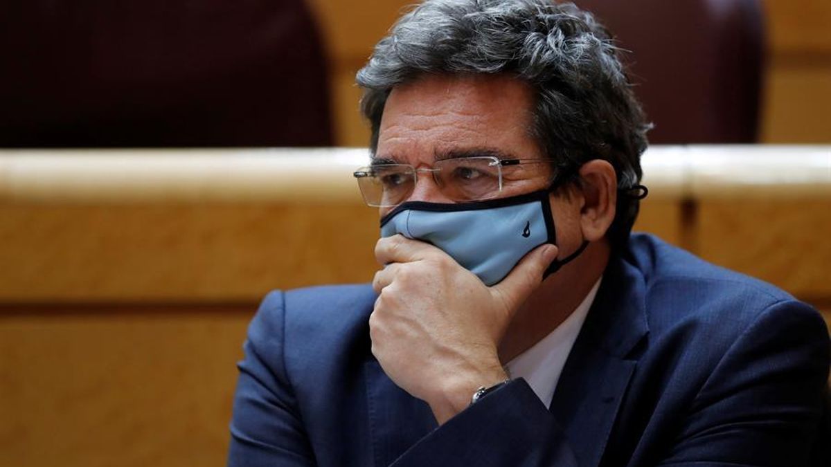 El ministro de Inclusión, Seguridad Social y Migraciones, José Luis Escrivá, durante su intervención en la sesión de control al Gobierno, esta tarde en el pleno del Senado, en Madrid. EFE/ Chema Moya