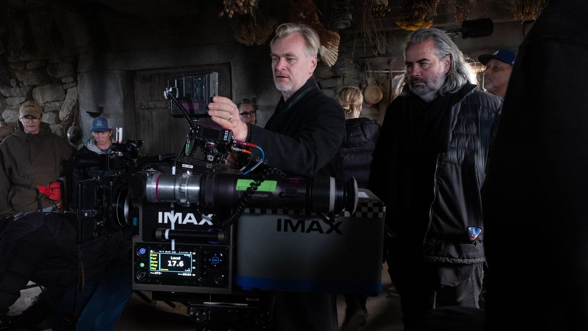 Christopher Nolan junto al director de fotografía Hoyte van Hoytema durante el rodaje de la película 'La Odisea'