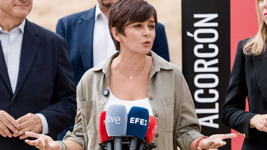 La ministra de Vivienda y Agenda Urbana, Isabel Rodríguez, durante una reunión con la alcaldesa de Alcorcón, Candelaria Testa y el rector de la Universidad Rey Juan Carlos, Abraham Duarte, en el Ayuntamiento de Alcorcón, a 25 de agosto de 2025