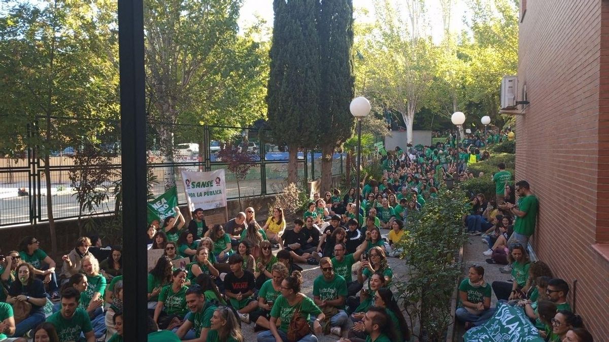 Sentada de docentes en la sede de la Dirección de Área Territorial Norte de Madrid.
