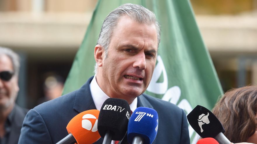 El vicepresidente de Vox, Javier Ortega Smith, ofrece declaraciones a los medios de comunicación tras presentar un recurso de inconstitucionalidad ante el Tribunal Constitucional, a 19 de octubre de 2022, en Madrid (España).