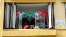 Los sevillanos, que se han quedado sin Feria este año, se han dedicado a 'ferializar' sus casas y sus balcones.