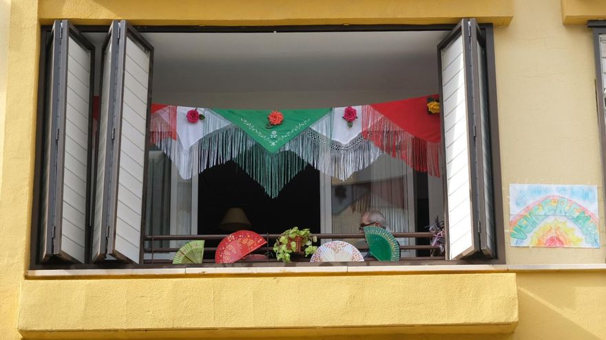 Los sevillanos, que se han quedado sin Feria este año, se han dedicado a 'ferializar' sus casas y sus balcones.