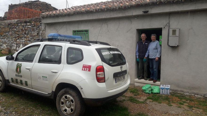 Floren y Loli viven en una pedanía de cinco habitantes en la provincia de Ciudad Real y el suministro de alimentos lo realizan los agentes medioambientales