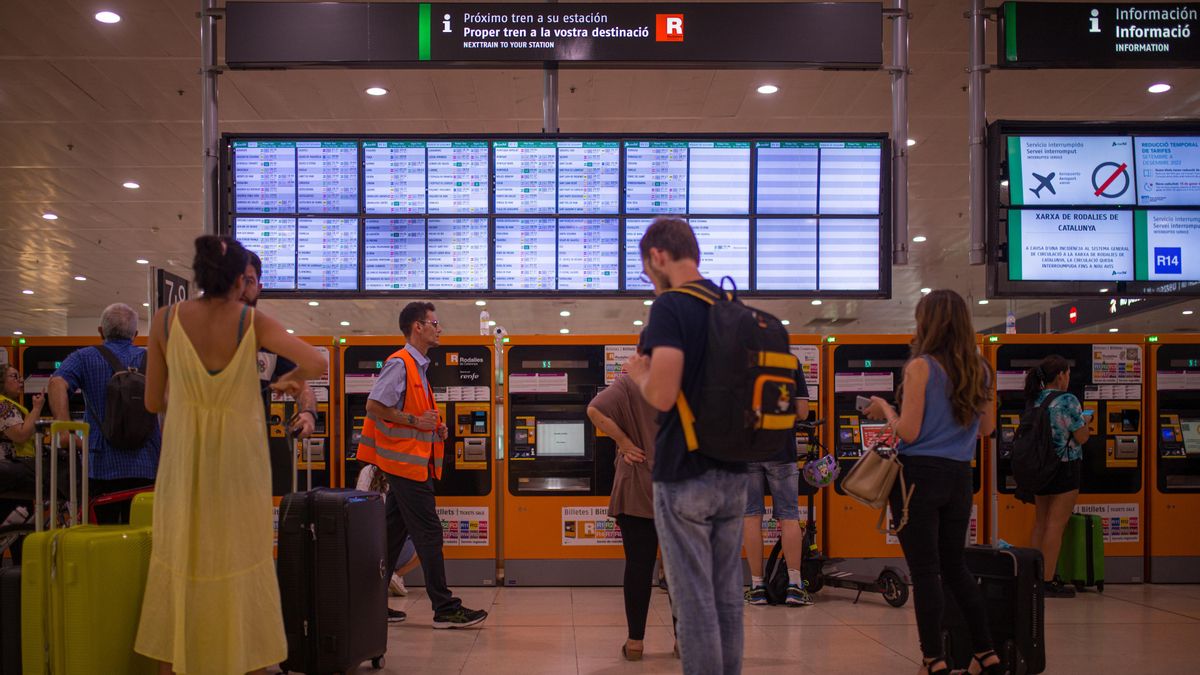Archivo - Viajeros en el interior de la estación de Sants