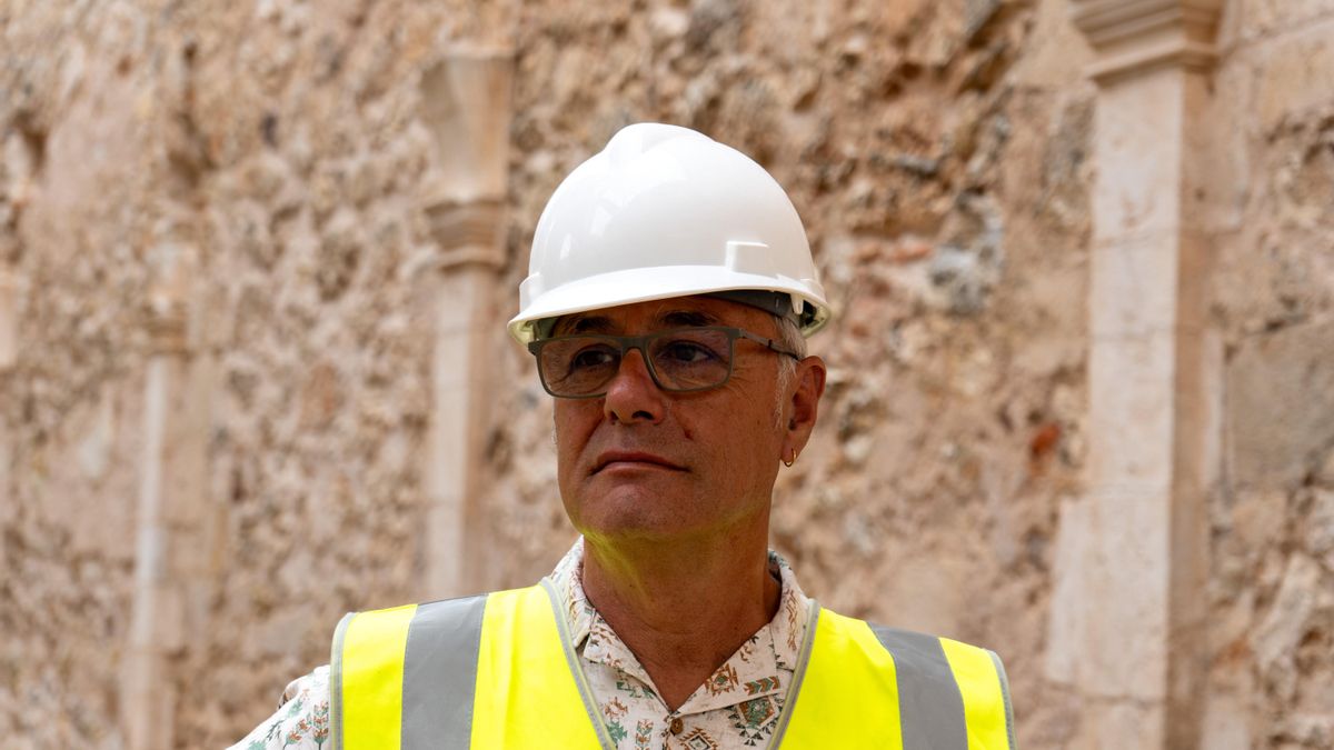 El arqueólogo Jaime Nuño en el monasterio de San Pedro de Arlanza.