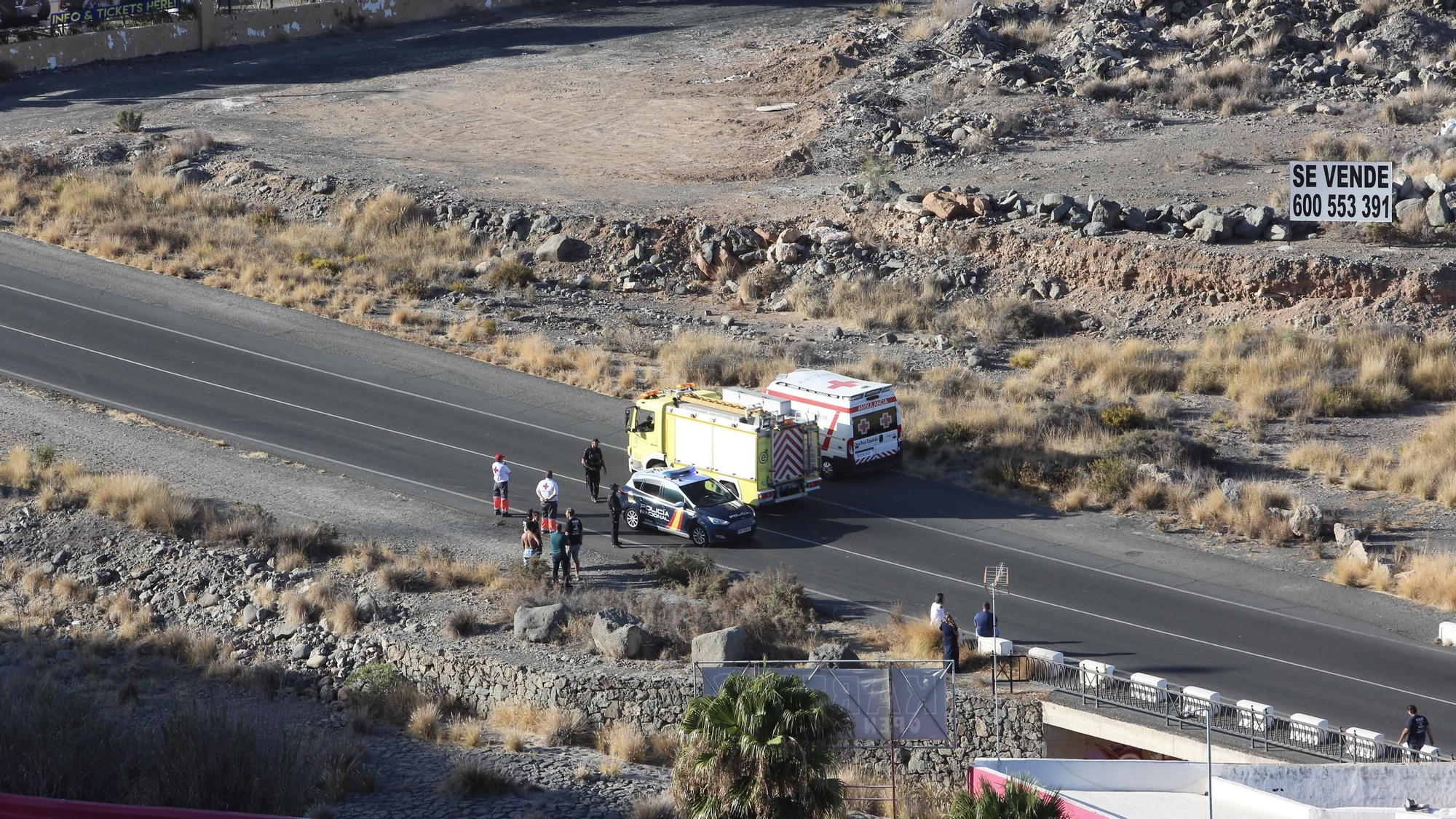 Efectivos de Emergencias en la carretera hacia Palmitos Park.