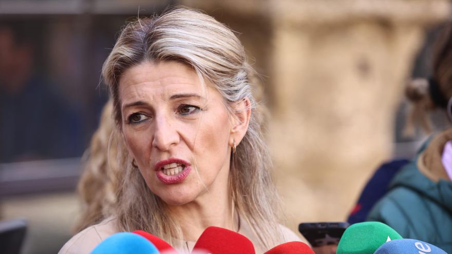 Archivo - La vicepresidenta segunda y ministra de Trabajo y Economía Azul, Yolanda Díaz, atiende a los medios en Cádiz.