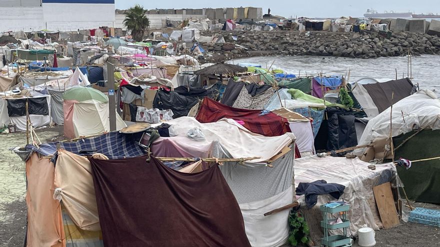 Campamento de playa de Benítez en Ceuta el pasado día 20. EFE/Reduan