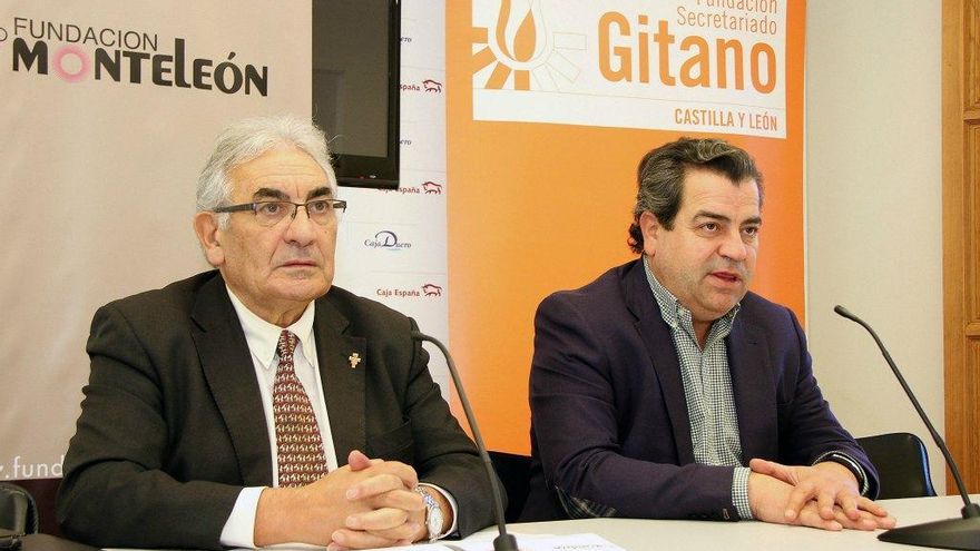 Peio García / ICAL Pedro Puente (I), presidente de ACCEM y Secretariado Gitano, con el gerente de la Fundación Monteleón, Fco. José García Paramio (D)