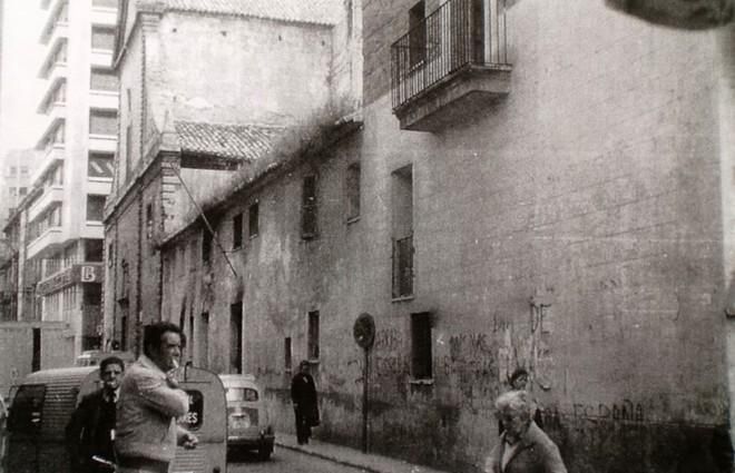 Exterior de la Prisión Provincial de Palma en 1960, con la iglesia de los Caputxins al fondo