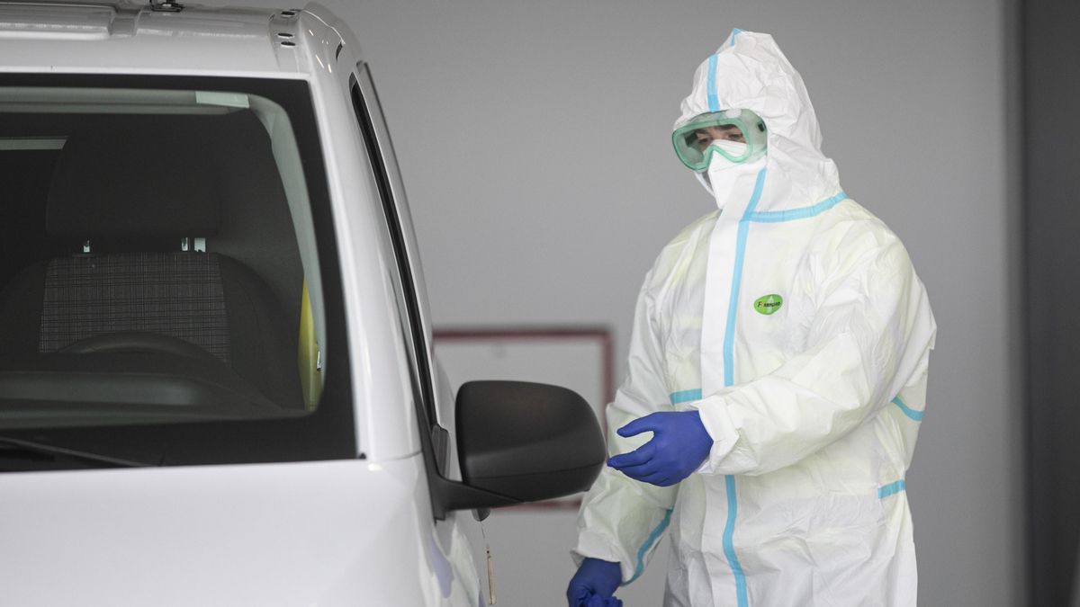 Archivo - Personal sanitario con traje EPI durante el ingreso de un paciente covid-19 al nuevo Hospital de Emergencia Covid-19.